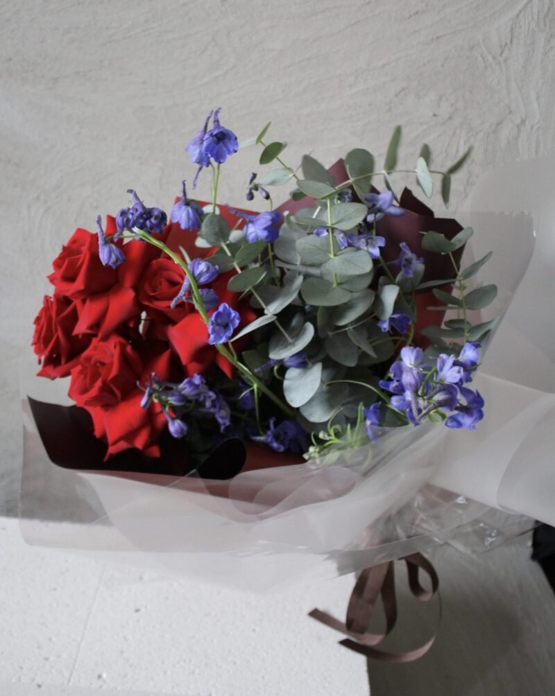 Kırmızı Gül ve Lacivert Delphinium - Görsel 2