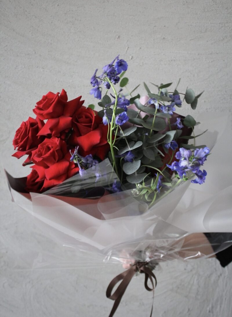 Kırmızı Gül ve Lacivert Delphinium